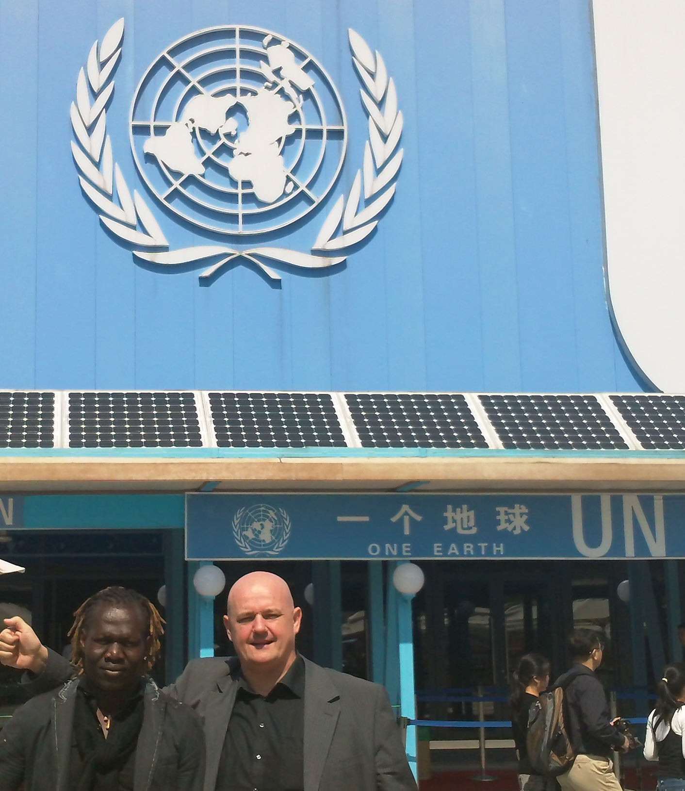 Rolf Stahlhofen und Lam vor dem UN-Pavillon, Shanghai