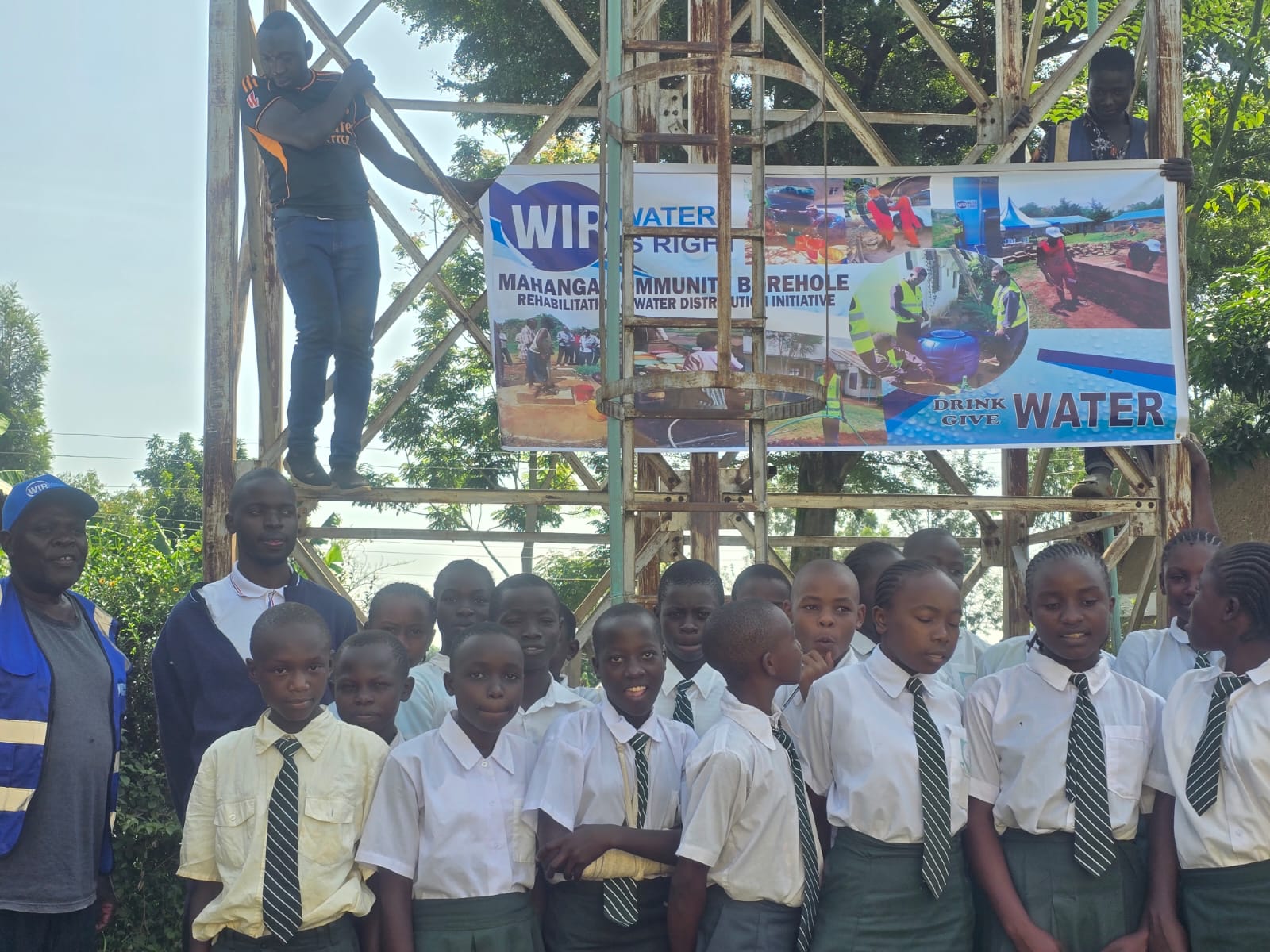 WIR Mahanga Community Borehole, Schulkinder vor dem WIR-Banner, Vihiga County