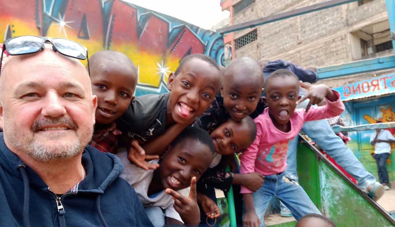 Rolf Stahlhofen mit Kindern in Afrika