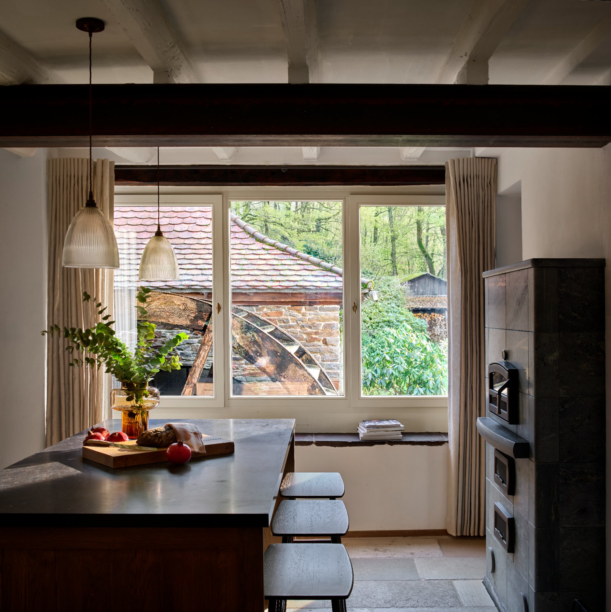 Küche mit Blick in den Garten und historischem Charme