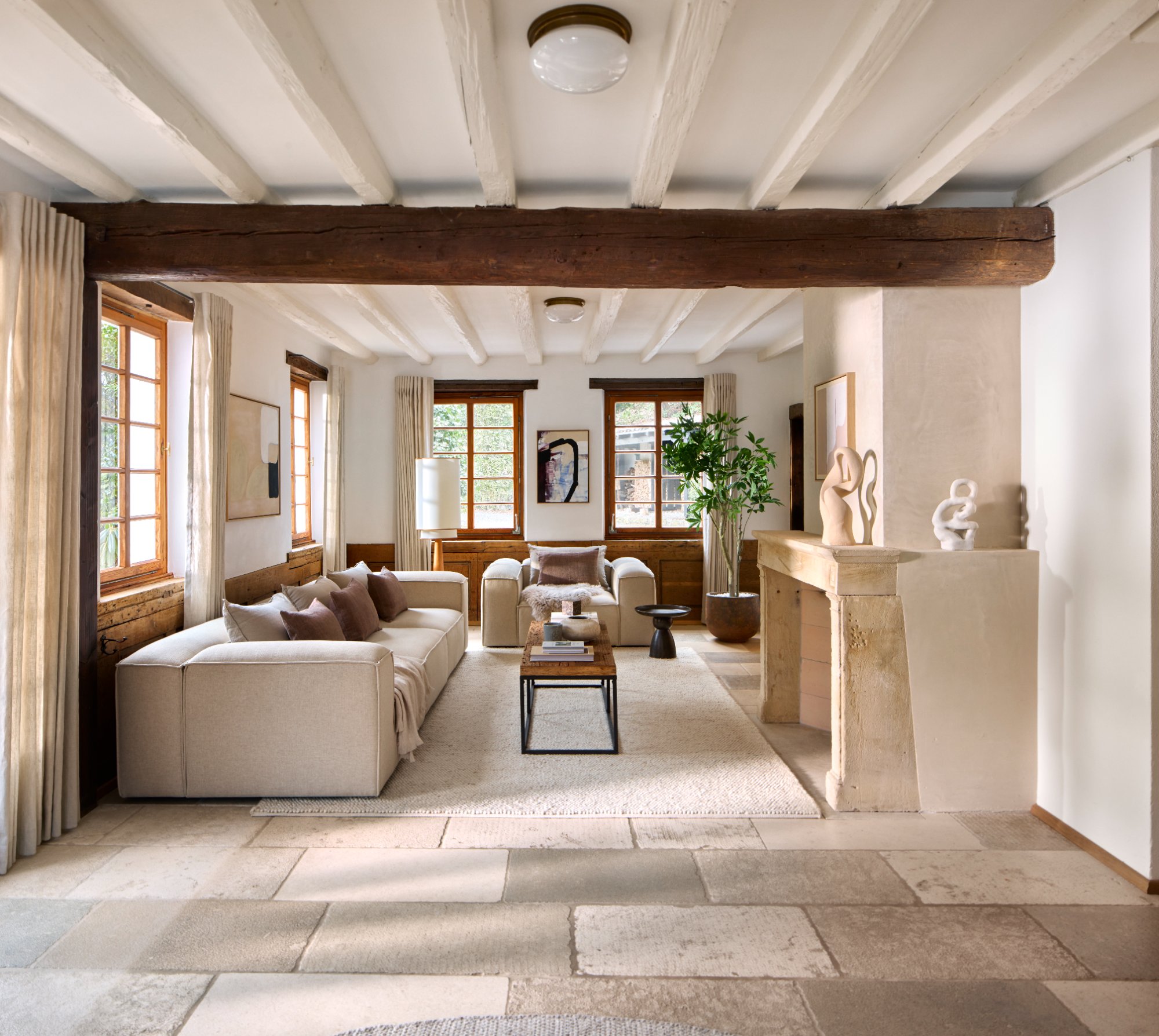 Wohnzimmer mit historischen Deckenbalken und modernem Interior