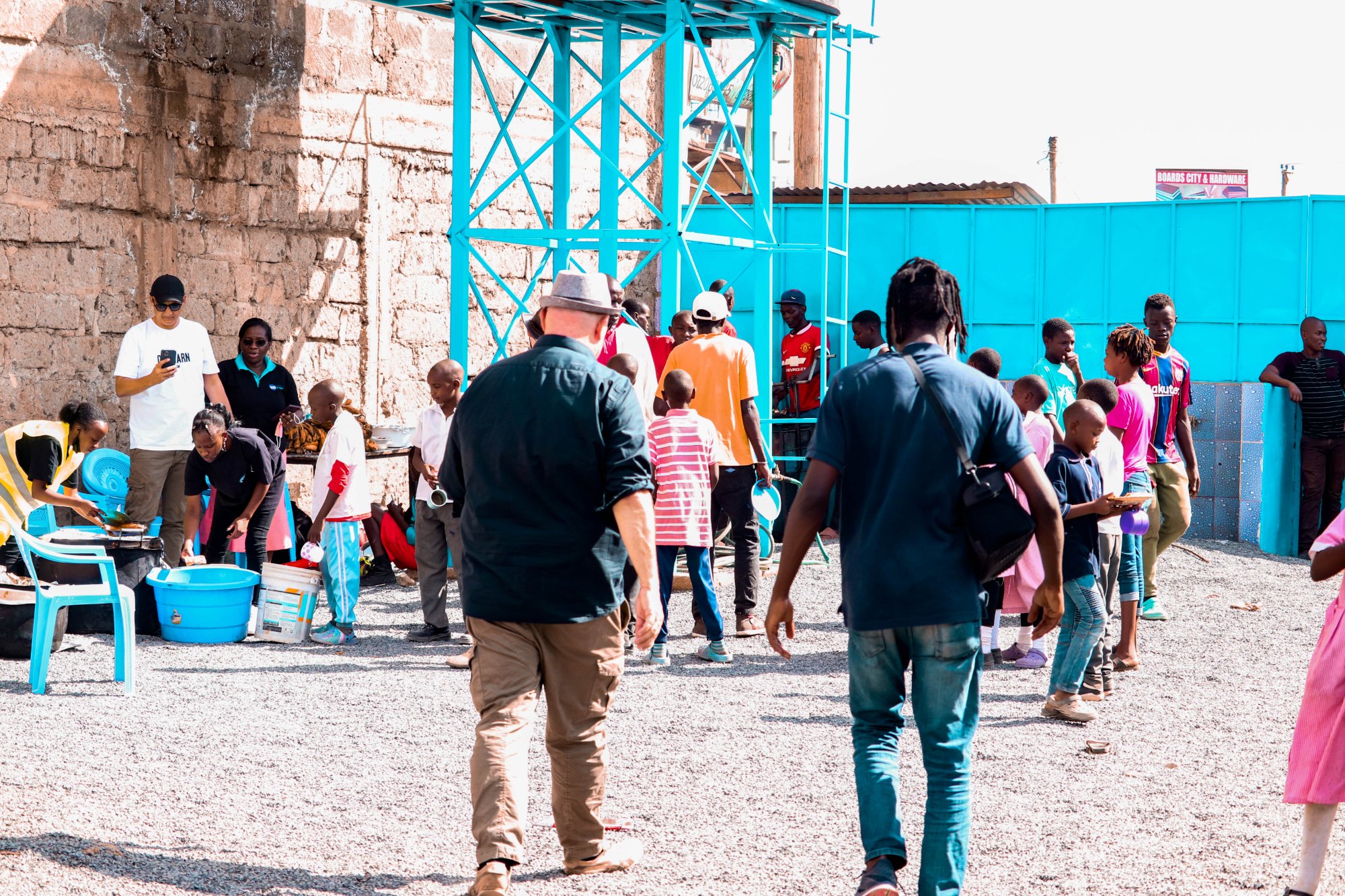 WIR-Team bei der Brunneninstallation in Afrika